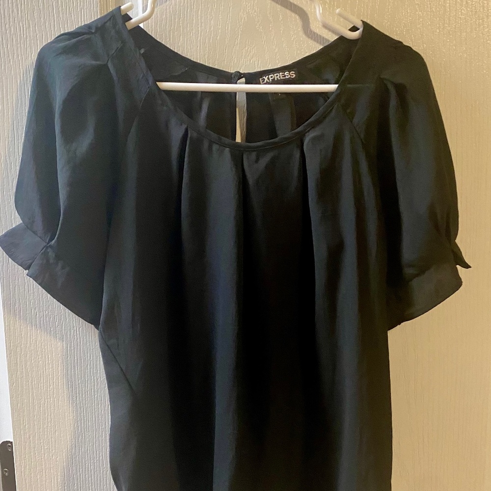 Express blouse with pouf sleeves